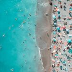 Nothing like teal and orange to cheer up a room — swipe left for our fabric choices inspired by this picture. Happy first day of Summer!

@insideoutperformancefabrics |@thibaut_1886 | @rebecca_atwood