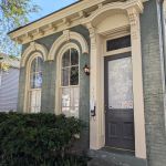 I've lived in #louisvilleky for 4 years and gone for a walk almost every day. I am still stumbling upon pretty old houses I've never noticed before. Here's proof that arches are timeless. #oldhouselove #oldhouses